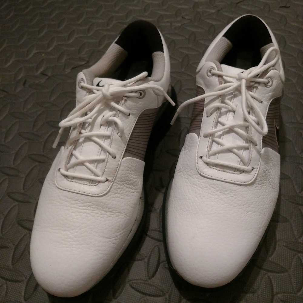 Mens Nike golf shoes white and silver size 7.5